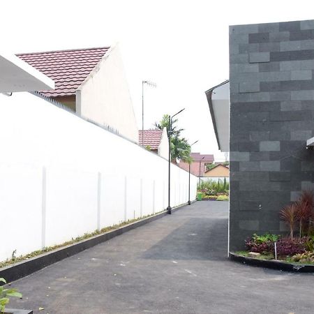 Reddoorz Plus Near Unimed Medan Esterno foto